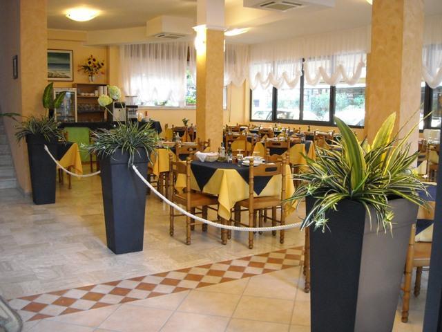 Albergo Santo Stefano Белариа-Игеа Марина Екстериор снимка